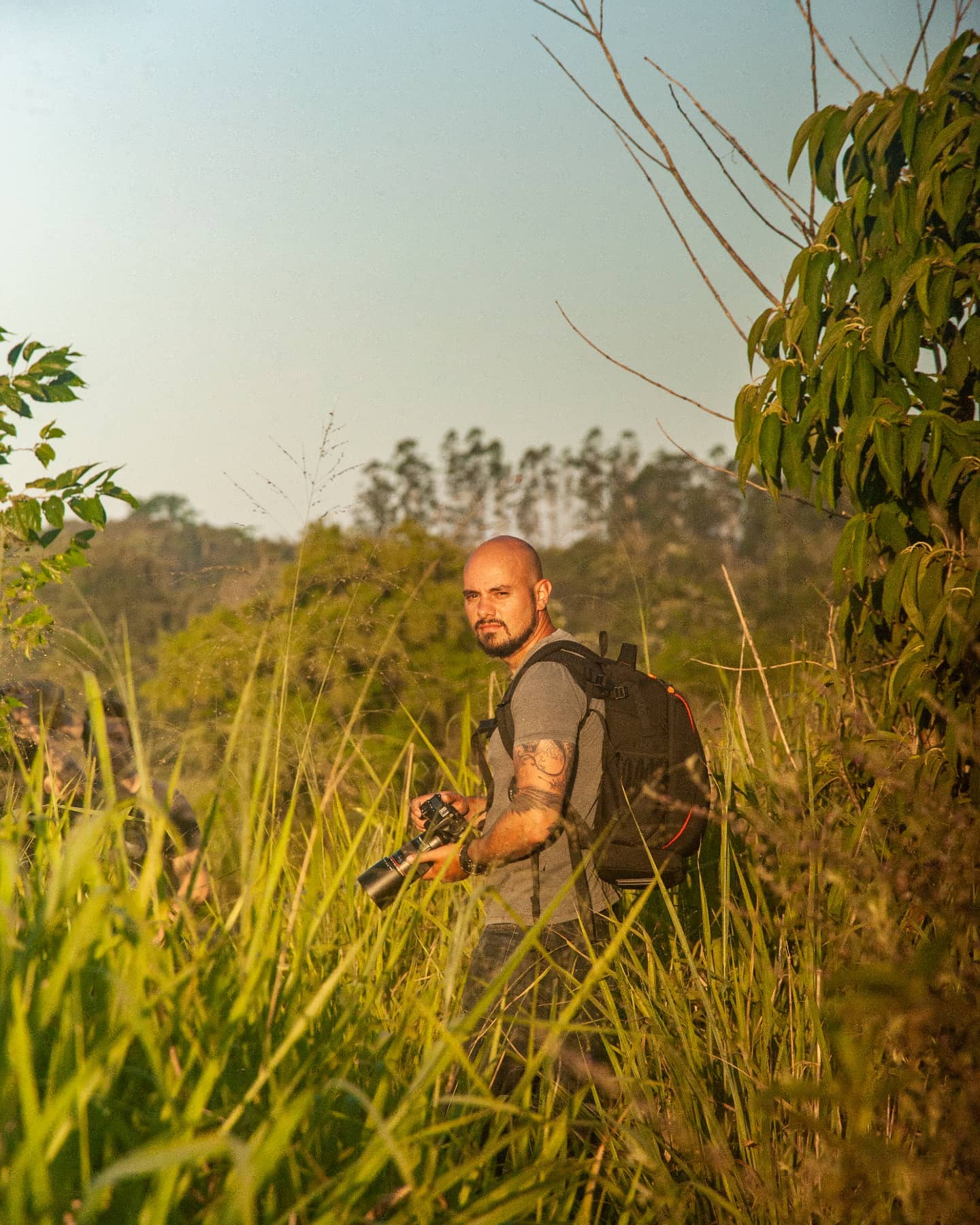 Thiago fotografando na natureza